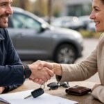 Auto verkaufen Kaufvertrag Muster PDF: Schlüsselübergabe und unterschriebener Kaufvertrag beim privaten Autoverkauf