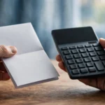 Festgeld vorzeitig kündigen – Sparvertrag und Taschenrechner auf einem Schreibtisch