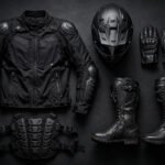 Motorrad Schutzkleidung flach ausgelegt: Helm, Jacke mit Protektoren, Handschuhe, Stiefel – Motorrad Schutzkleidung Pflicht, was braucht man 2026