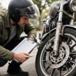Motorrad gebraucht kaufen worauf achten – Käufer prüft gebrauchtes Motorrad mit Checkliste