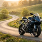Saisonkennzeichen Motorrad: Sportmotorrad auf kurviger Landstraße im Morgenlicht